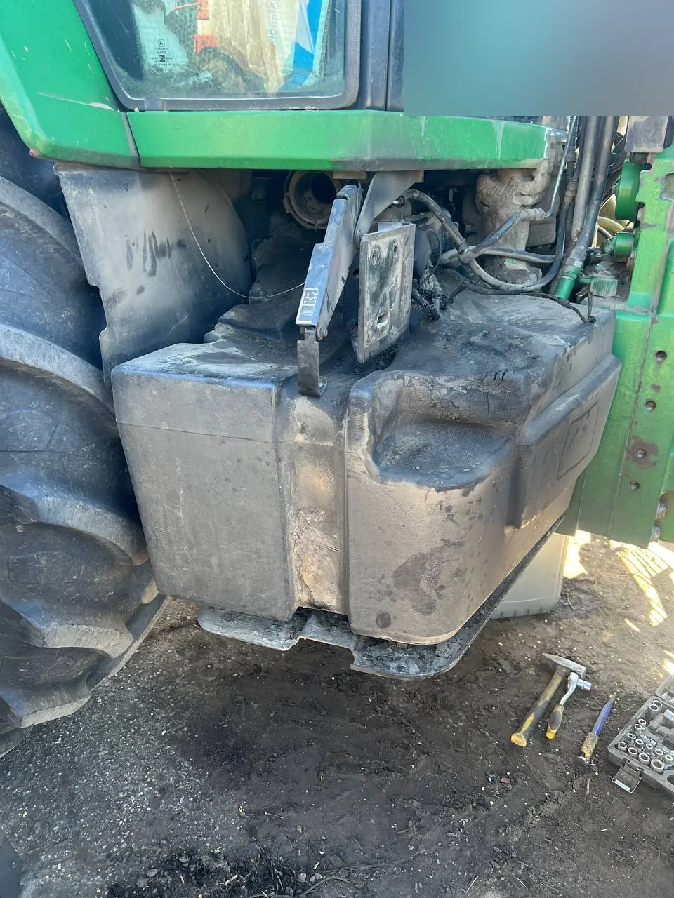 Foto 5 der Reparatur — Kraftstofftank-Reparatur John Deere 8400 — Unter dem Auspuffrohr durchgebrannt
