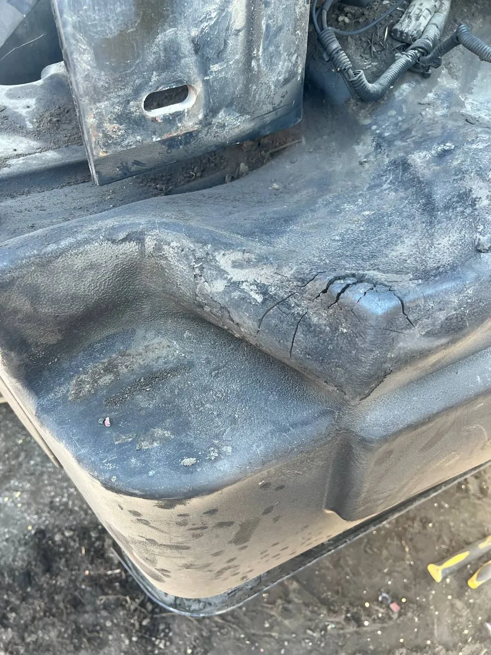Foto 6 der Reparatur — Kraftstofftank-Reparatur John Deere 8400 — Unter dem Auspuffrohr durchgebrannt