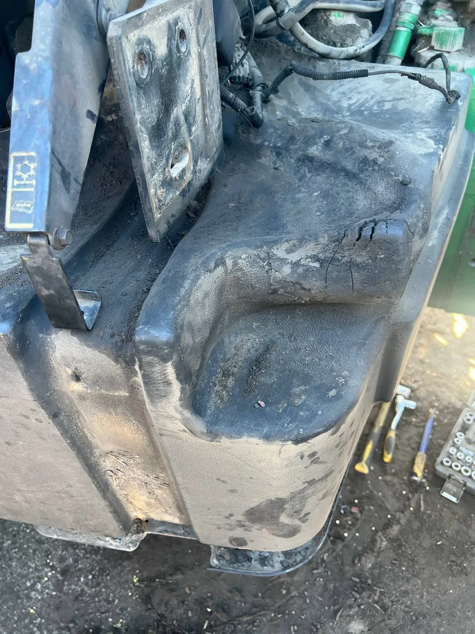 Foto 8 der Reparatur — Kraftstofftank-Reparatur John Deere 8400 — Unter dem Auspuffrohr durchgebrannt