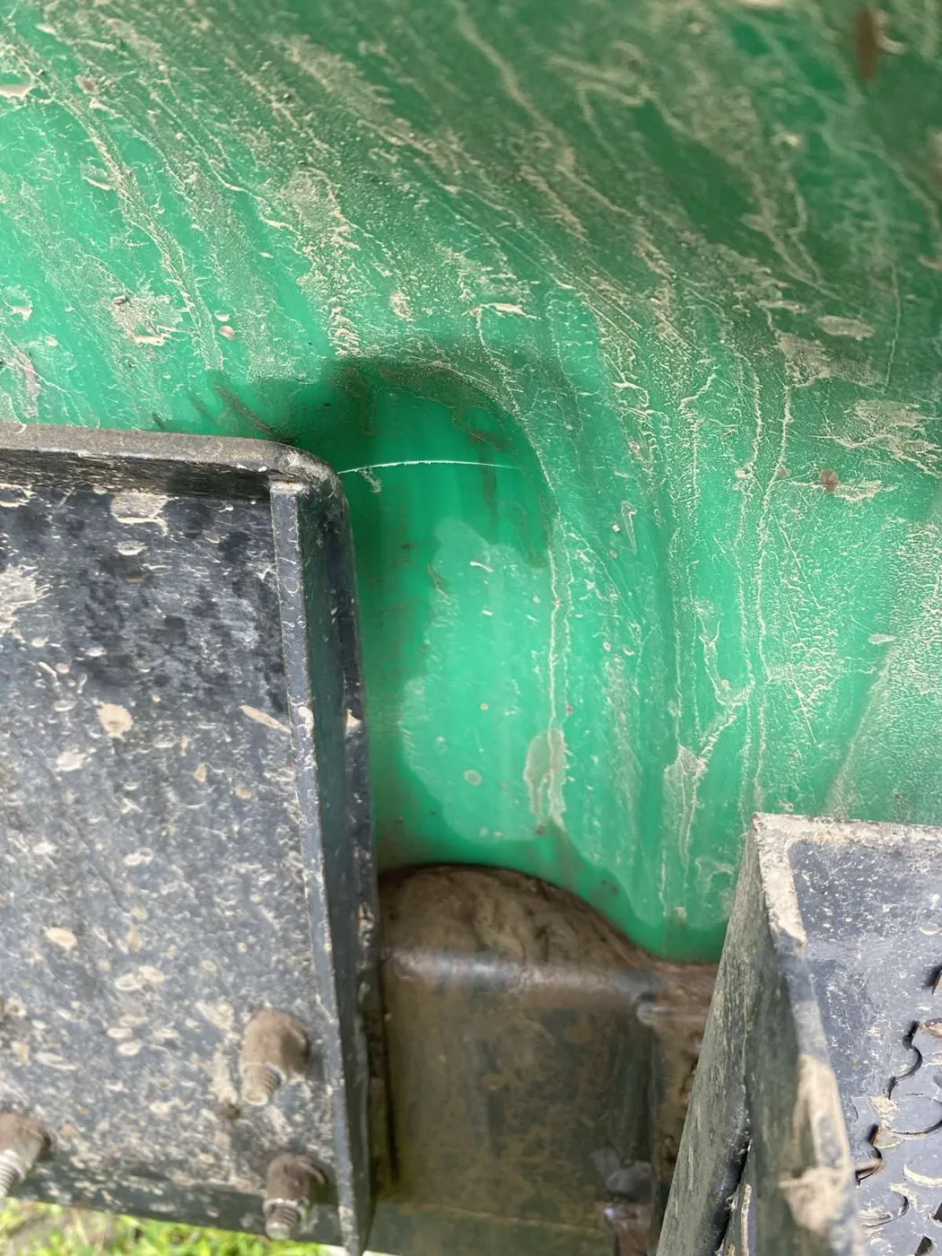 Foto 13 der Reparatur — Spritzentank-Reparatur — Riss an der Rippe