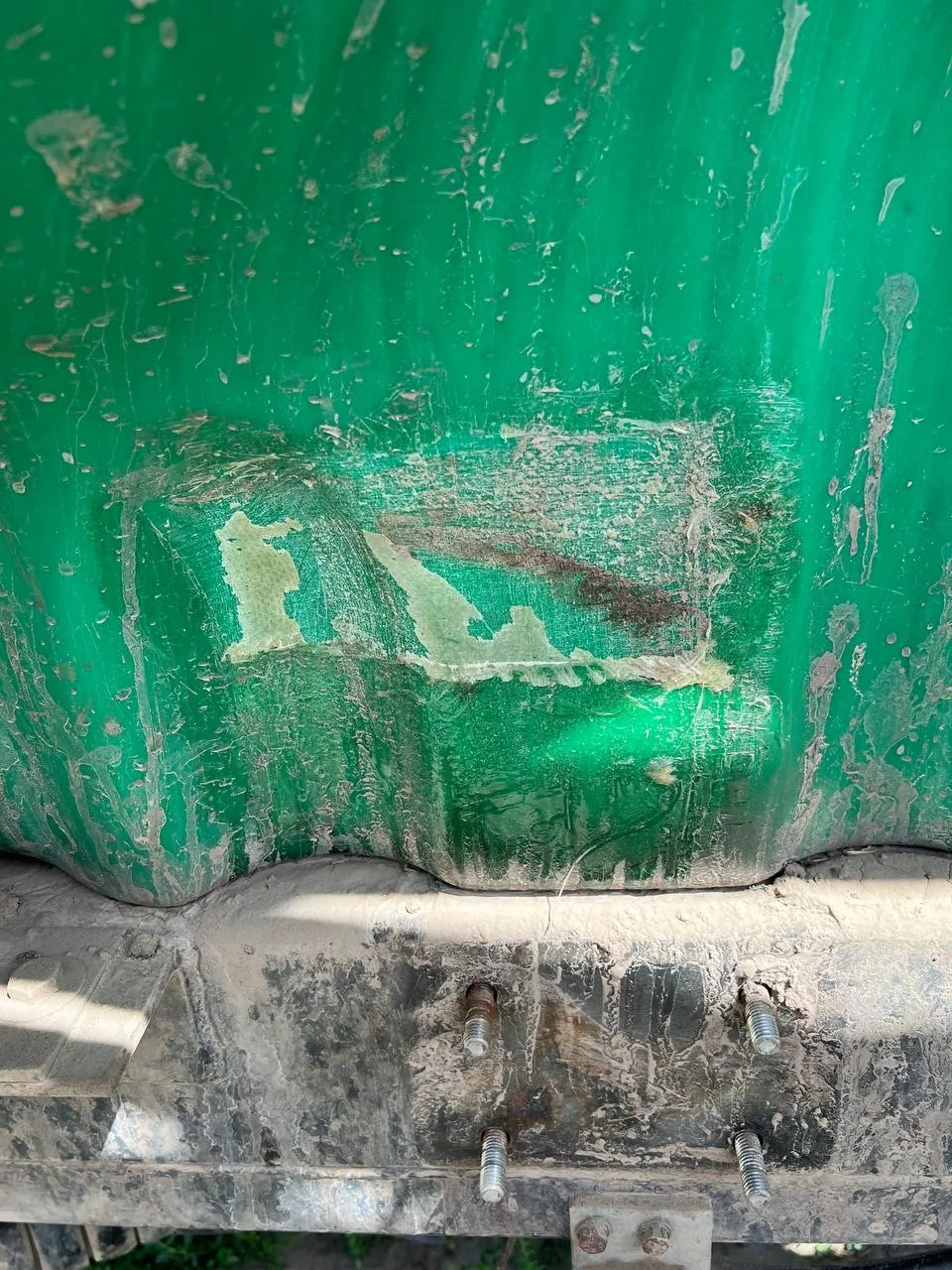 Foto 4 der Reparatur — Spritzentank-Reparatur — Riss an der Rippe
