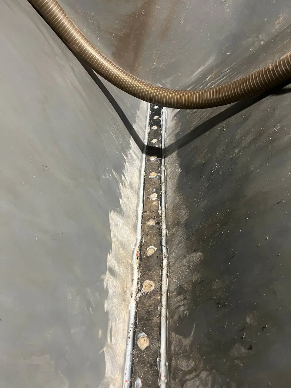 Foto 13 der Reparatur — Korntank-Reparatur an der Sämaschine — Juli 2024