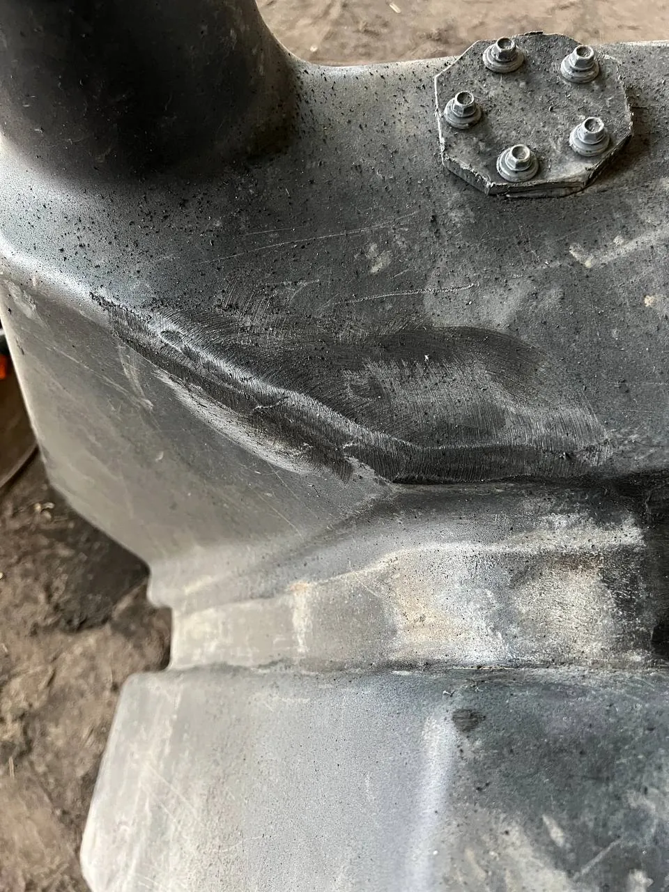 Foto 2 der Reparatur — Kraftstofftank-Reparatur John Deere 6820