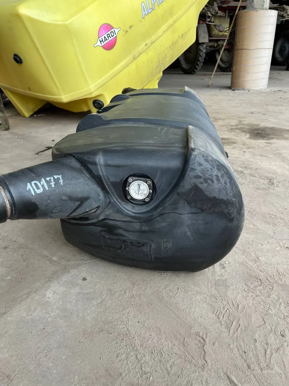 Foto 2 der Reparatur — Tank-Reparatur — Schaden an der Tankunterseite