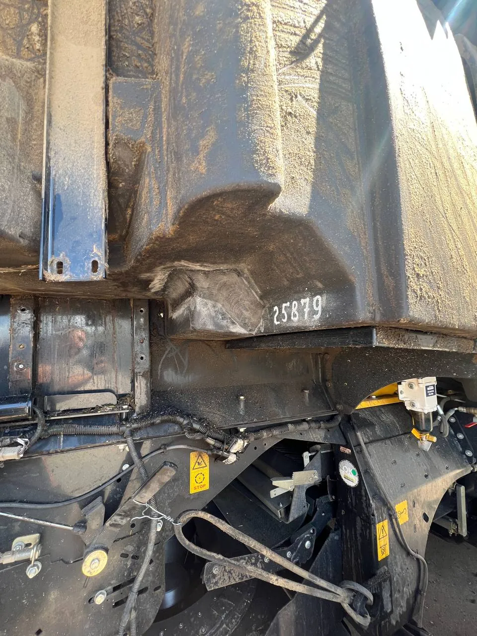 Foto 4 der Reparatur — Kraftstofftank-Reparatur New Holland — Riss an der Ecke