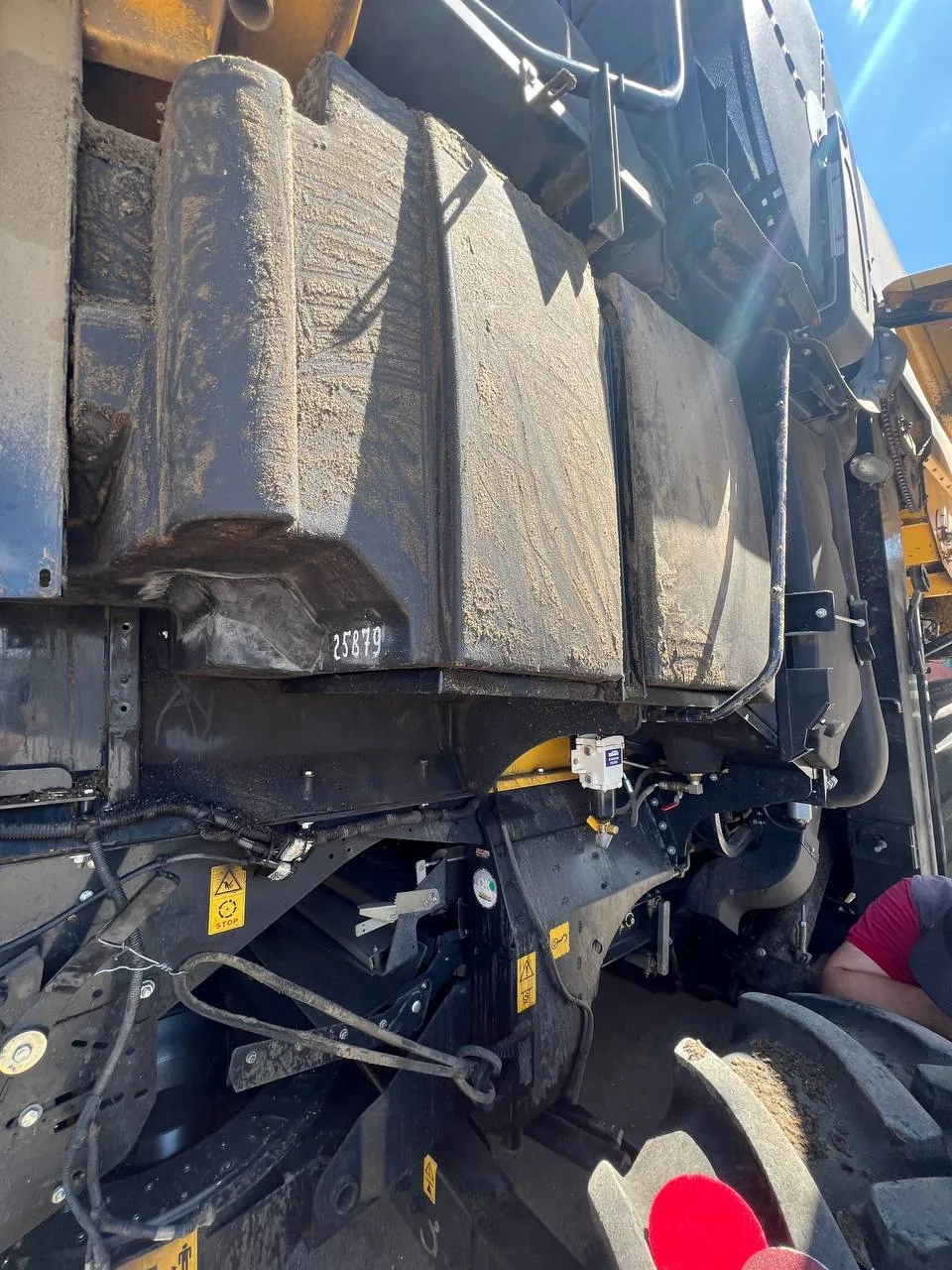 Foto 5 der Reparatur — Kraftstofftank-Reparatur New Holland — Riss an der Ecke