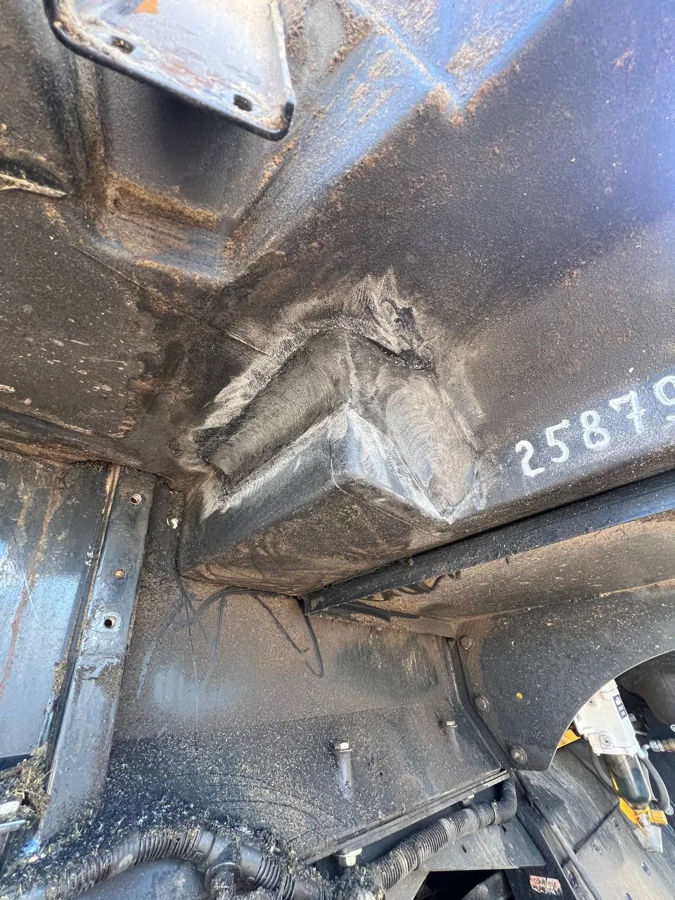 Foto 6 der Reparatur — Kraftstofftank-Reparatur New Holland — Riss an der Ecke