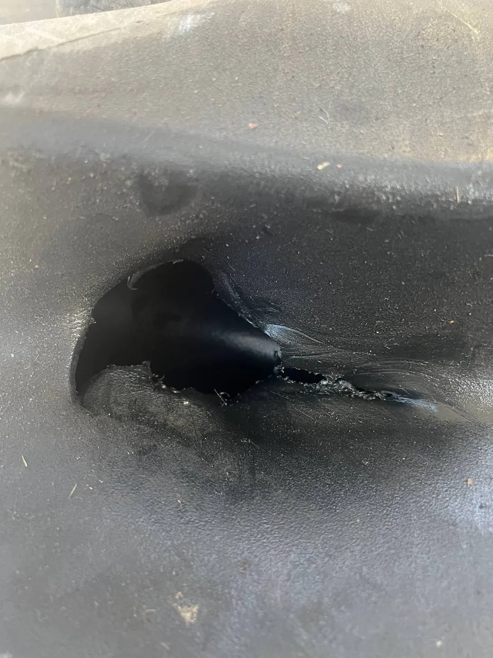 Kraftstofftank-Reparatur JCB — Schaden an der Tankunterseite