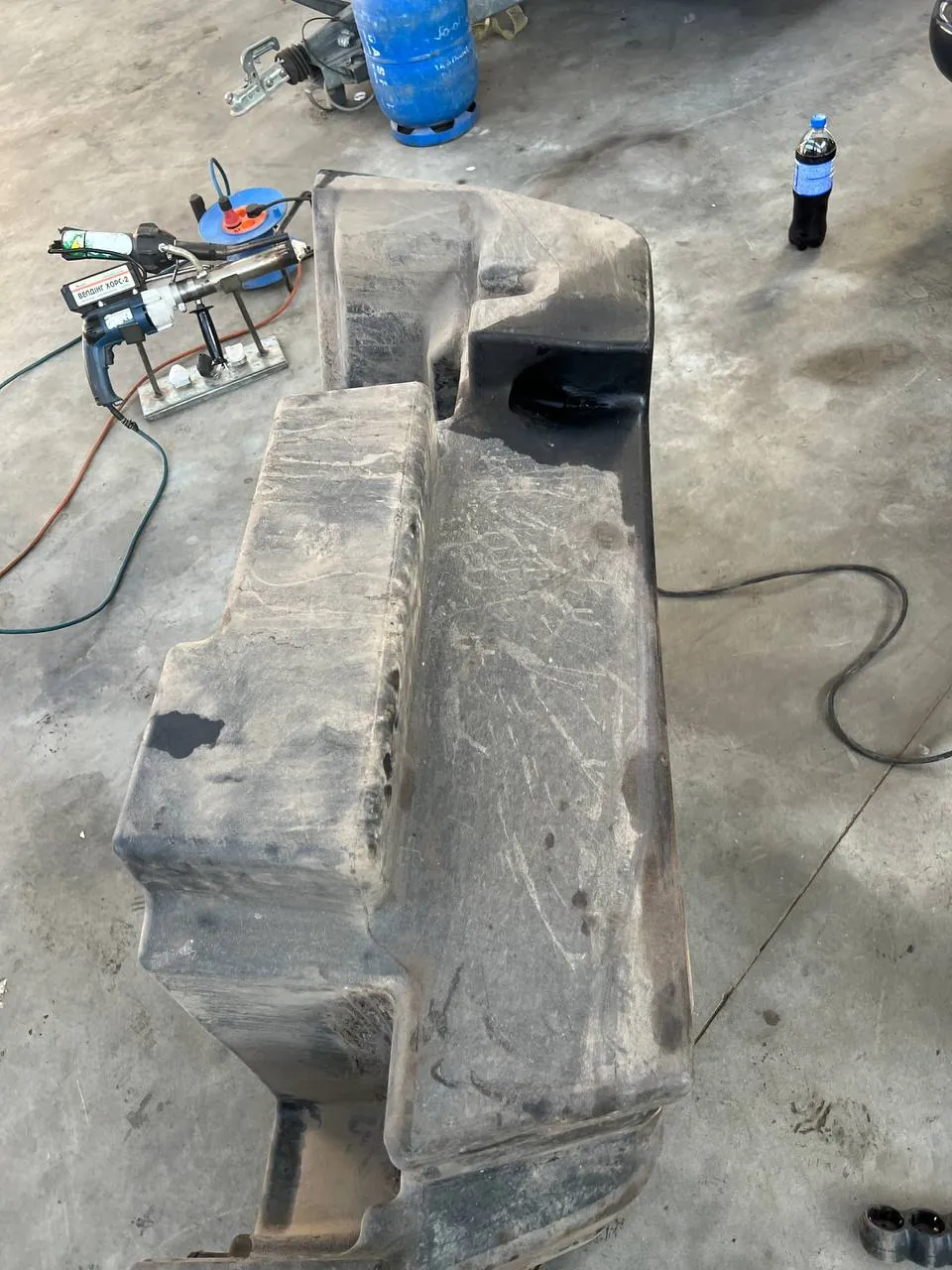 Foto 2 der Reparatur — Kraftstofftank-Reparatur JCB — Schaden an der Tankunterseite