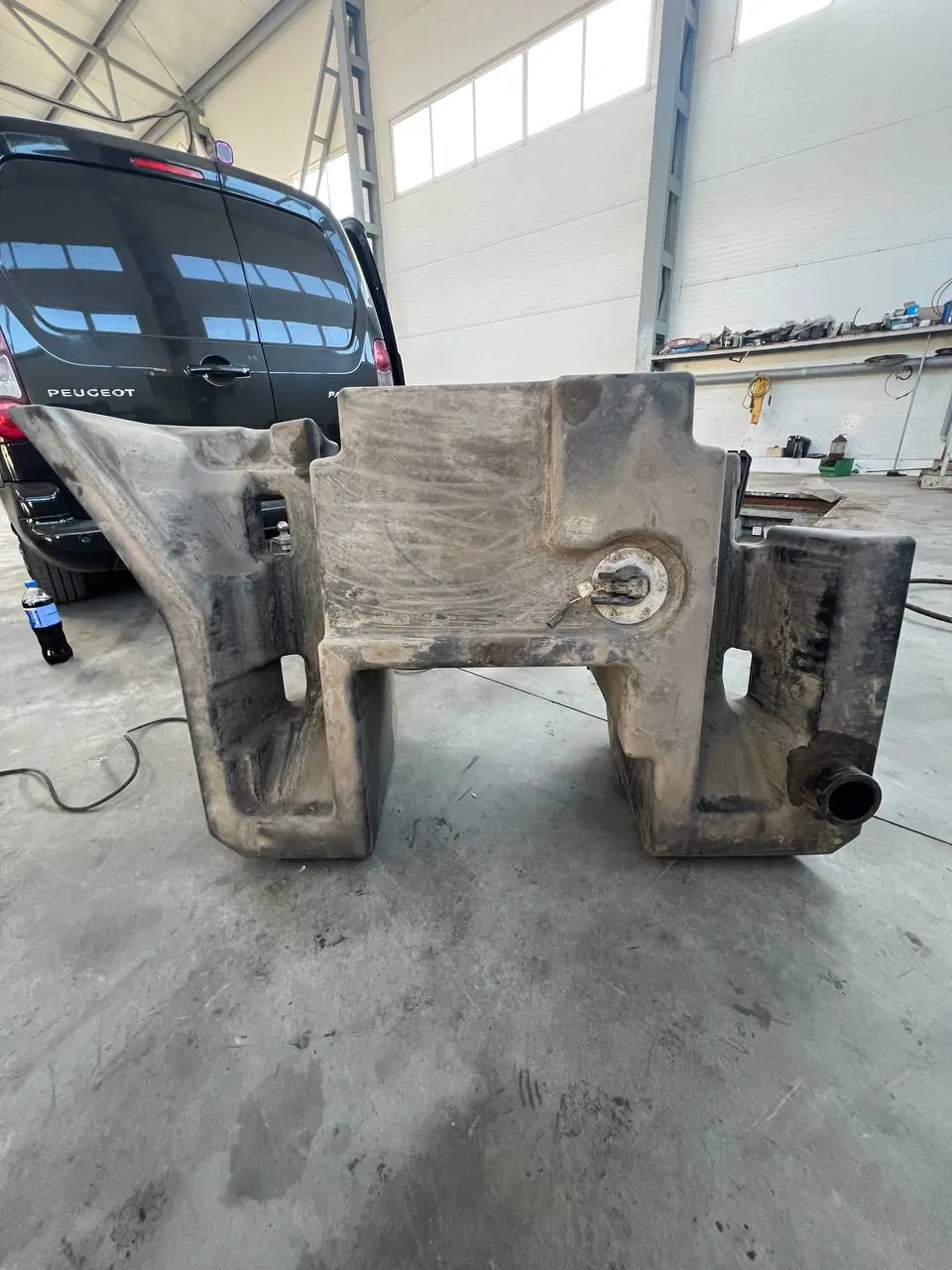 Foto 5 der Reparatur — Kraftstofftank-Reparatur JCB — Schaden an der Tankunterseite