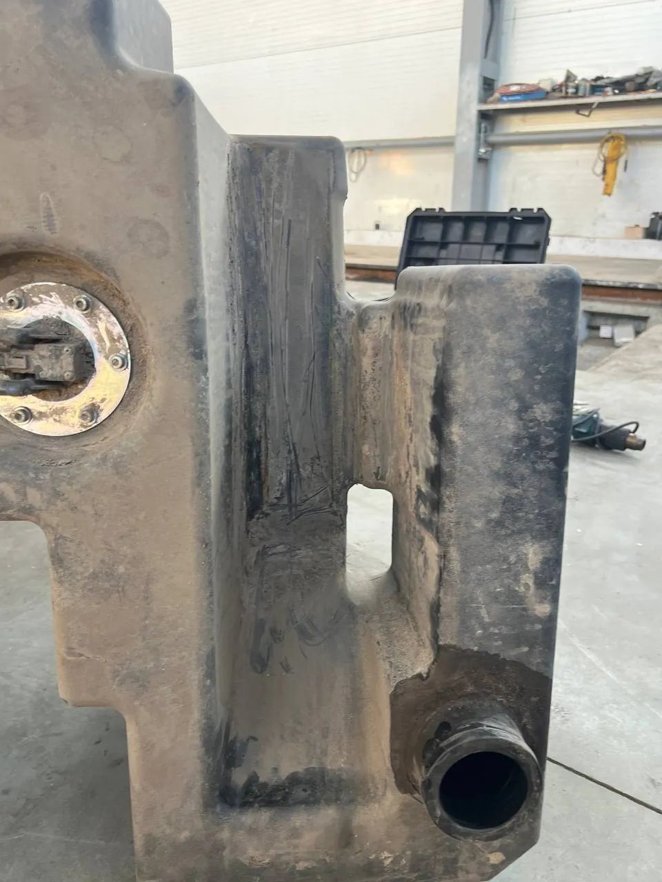 Foto 7 der Reparatur — Kraftstofftank-Reparatur JCB — Schaden an der Tankunterseite