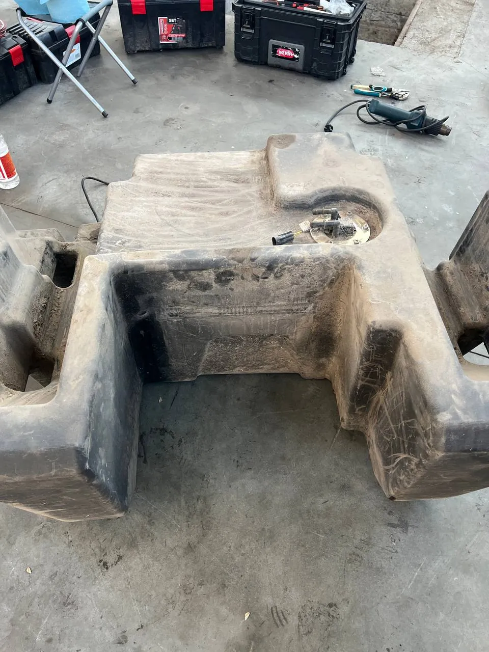 Foto 8 der Reparatur — Kraftstofftank-Reparatur JCB — Schaden an der Tankunterseite