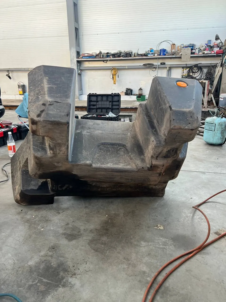Foto 9 der Reparatur — Kraftstofftank-Reparatur JCB — Schaden an der Tankunterseite
