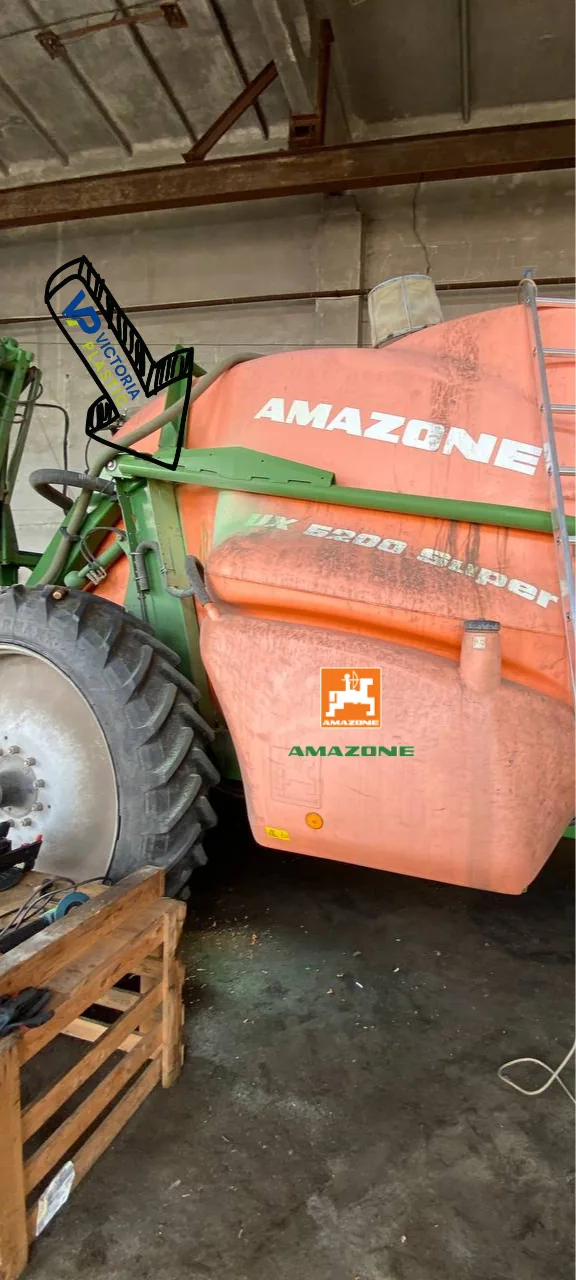 Gerissener Spritzentank Amazone vor der Reparatur