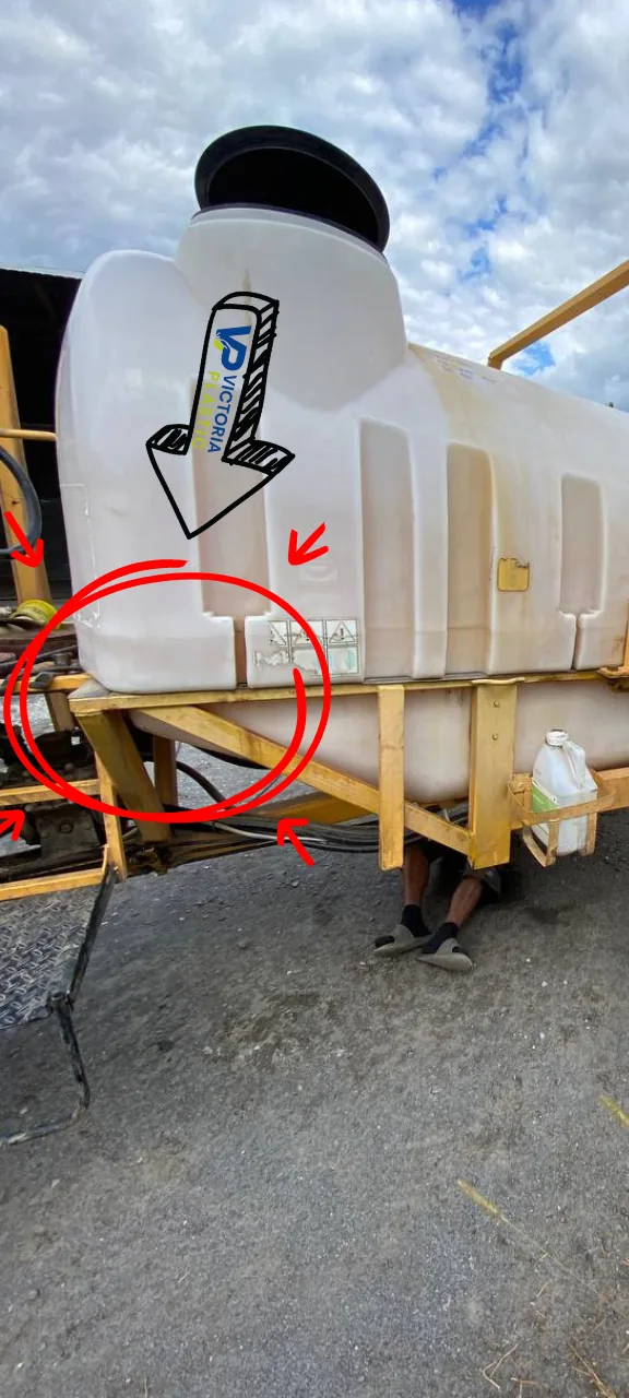 Gerissener Tank einer Anhängespritze vor der Reparatur