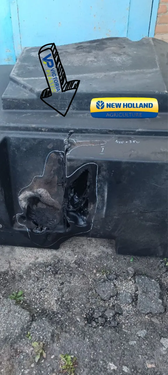 Durchgebrannter Kraftstofftank eines Mähdreschers New Holland nach einem Brand