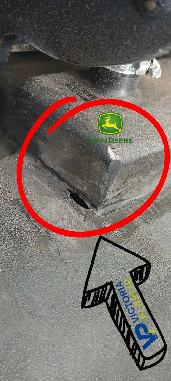 Extrusionsschweißen der gerissenen Ecke des Tanks John Deere