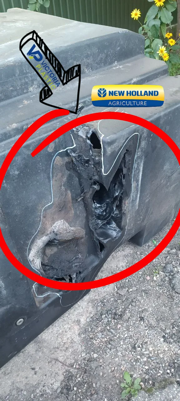 Geschmolzene Tankwand des Kraftstofftanks New Holland nach einem Brand